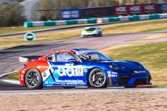 I supportklassen Porsche Sprint Challenge Scandinavia tävlar förarna i den 500 hk starka mittmotorbilen Porsche 718 Cayman GT4 RS Clubsport. Här märks till exempel framtidshopp som Alex Gustafsson.