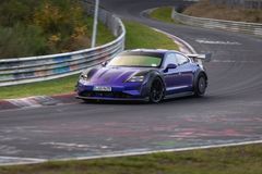 Med det nya kitet från Manthey, monterat på en Taycan Turbo GT med Weissach Package, har utvecklingsföraren Lars Kern med tiden 6:55,553 minuter satt ett nytt varvrekord för "electric executive cars" på Nürburgrings nordslinga.