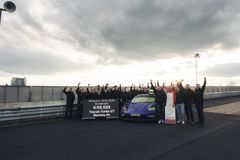 Med Porsches utvecklingsförare Lars Kern bakom ratten kördes en Taycan Turbo GT med Manthey Kit den 20,832 km långa banan i Eifel på 6:55,533 minuter – det är mer än nio sekunder snabbare än det tidigare rekordet.