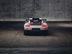 Den nya bakvingen med sina S-formade fästen inspirerades av 911 GT3 R Rennsport men är cirka fem centimeter högre på denna specialbyggda "Flachbau RS" och kan ställas in i tre olika lägen.