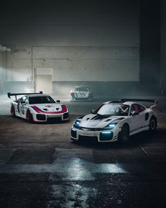 Den av Sonderwunsch specialbyggda "Flachbau RS" framför inspirationskällorna, Clubsport-racerbilen Porsche 935 från 2018, och 935/78 "Moby Dick".