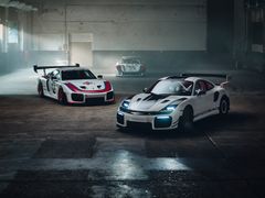 Den av Sonderwunsch specialbyggda "Flachbau RS" framför inspirationskällorna, Clubsport-racerbilen Porsche 935 från 2018, och 935/78 "Moby Dick".