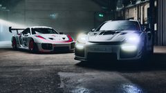 Den av Porsches Sonderwunsch-avdelning specialbyggda "Flachbau RS" framför en av inspirationskällorna, Clubsport-racerbilen Porsche 935 från 2018.
