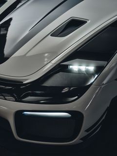 Istället för de vanliga runda strålkastarna har "Flachbau RS" ett strålkastarsystem bestående av tre smala LED-element placerade i flera nivåer ovanför varandra för helljus, halvljus och varselljus.