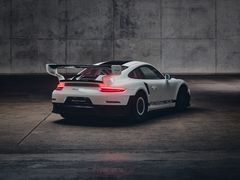 Den nya bakvingen med sina S-formade fästen inspirerades av 911 GT3 R Rennsport men är cirka fem centimeter högre på denna specialbyggda "Flachbau RS" och kan ställas in i tre olika lägen.