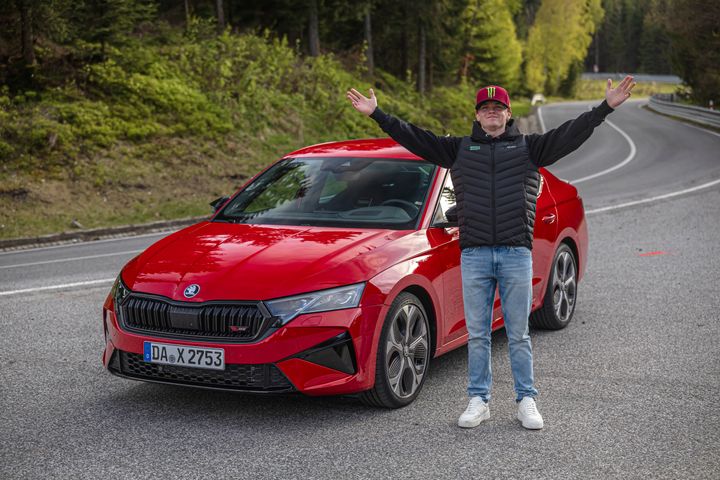 Oliver Solberg vid nya Škoda Octavia RS