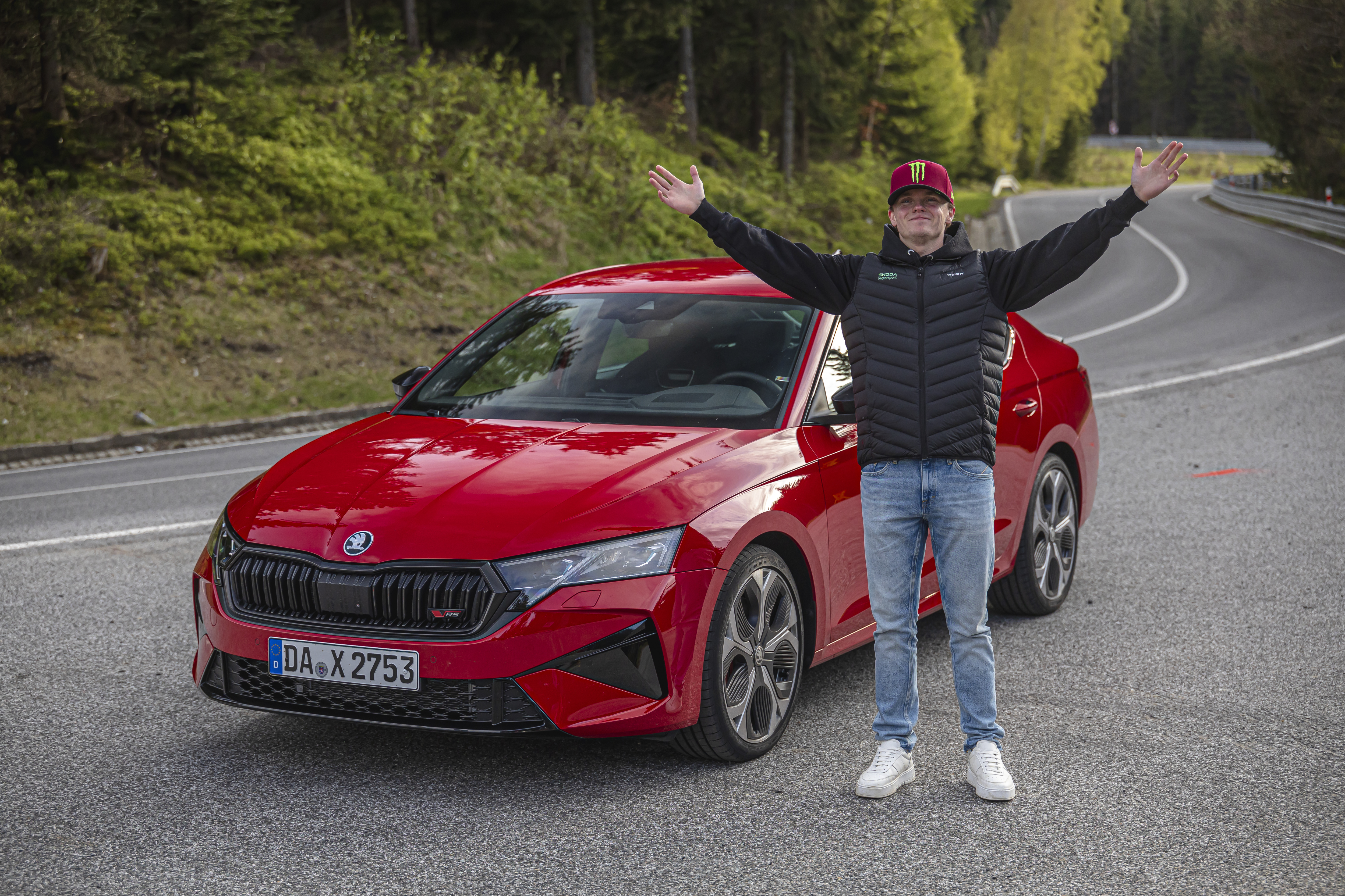 Rolig körkänsla möter komfort: svenska rallyproffset Oliver Solberg testar nya Škoda Octavia RS