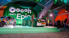 Skoda Auto:s VD Klaus Zellmer avtäcker Ricardo Orts konstinstallation tillsammans med konstnären själv