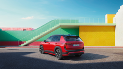Svart Škoda-logga och Sportline-emblem på Epiq