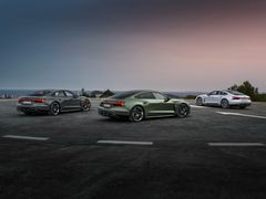 Audi RS e-tron GT: Nimbusgrå, Audi RS e-tron GT Performance: Bedford green; Audi S e-tron GT: Florettsilver