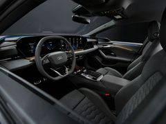 MMI-panoramadisplayen med OLED-teknik består av Audi virtual cockpit (11,9"), MMI-pekskärm (14,5") och som tillval MMI-passagerardisplay (10,9")