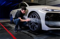 Fälgdesigner Andreas Valencia Pollex i vindtunneln med nya Audi A6 Sportback e-tron