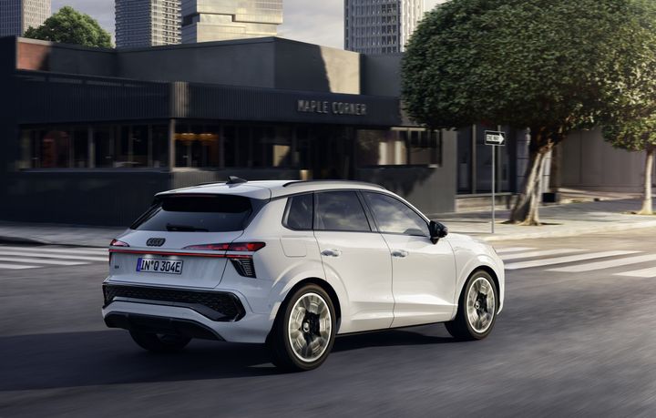 Säljstart för nya Audi Q3 e-hybrid – laddad med över 11 mils eldriven räckvidd