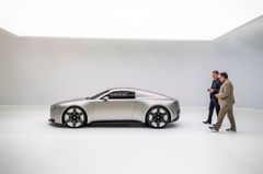 Gernot Döllner, VD, och Massimo Frascella, Chief Creative Officer, presenterar nya Audi Concept C.