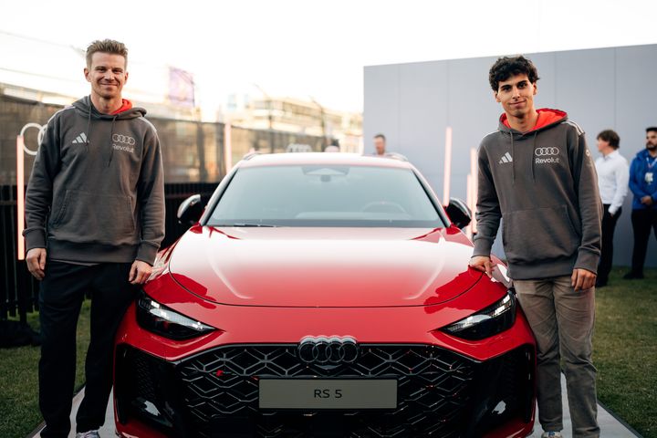 På torsdagskvällen avtäcktes nya Audi RS 5 på Albert Park Circuit av Audi Revolut F1 Team-förarna Nico Hülkenberg och Gabriel Bortoleto.