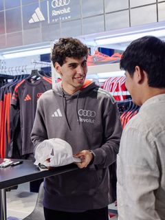 Gabriel Bortoleto på besök i adidas Original Store i Melbourne