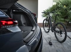 Med Vehicle-to-Load (V2L) kan bland annat en elcykel laddas via ett hushållsuttag i bagageutrymmet alternativt en adapter på sidoladdningsporten med ett hushållsuttag eller ett campinguttag.