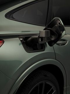 Med Vehicle-to-Load (V2L) kan externa enheter laddas via ett hushållsuttag i bagageutrymmet alternativt en adapter på sidoladdningsporten (tillval) med ett hushållsuttag eller ett campinguttag.