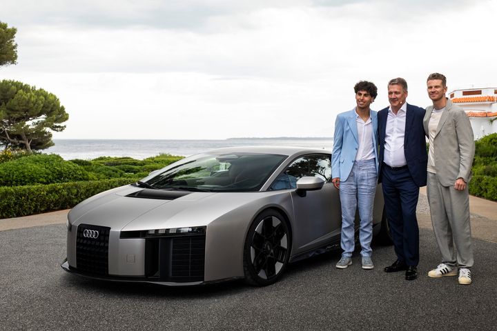 Gernot Döllner, CEO AUDI AG, tillsammans med Gabriel Bortoleto och Nico Hülkenberg, förare Audi Revolut F1 Team i samband med avtäckningen av supersportbilen Audi Nuvolari