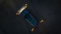 Nya Audi Q7 med aktiverade digitala varningsljus