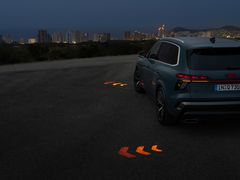 Nya Audi Q7 med världsnyhet: projicerande blinkers för ökad säkerhet erbjuds i kombination med OLED-bakljus eller digitala Matrix-strålkastare
