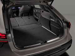 Bagageutrymme på 466 till 1 497 liter – eller 404 till 1 423 liter i e-hybriden – kan även öppnas med en fotgest. Den andra sätesraden fälls ner i en 40:20:40-fördelning