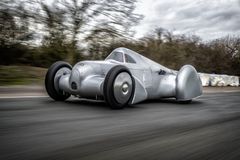 Auto Union Lucca körs för första gången offentligt under Goodwood Festival of Speed. Racingsedanen tillhör familjen Silverpilar och satte 1935 ett rekord för flygande start på en engelsk mil med en beräknad medelhastighet på 320,267 km/h.