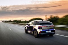 Vid hastigheter runt 100 km/h och mer står luftmotståndet för mer än 50 procent av energibehovet. Varje minskning av luftmotståndskoefficienten ger en direkt förbättring av förbrukning och räckvidd. Audi A2 e-tron har optimerats för att vara så aerodynamisk som möjligt.