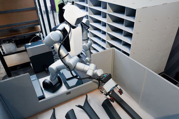 I Audis Production Lab, där framtidens produktions- och logistiklösningar utvecklas och testas, används nu mobila humanoida robotar från Agile Robots för att plocka komponenter ur materialbehållare och placera dem i rätt sekvens inför slutmonteringen.