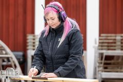 Caroline Sundström, snickare, plattsättare och Årets byggkvinna 2026  Foto: Fredrik Sundvall (FotoINorr)