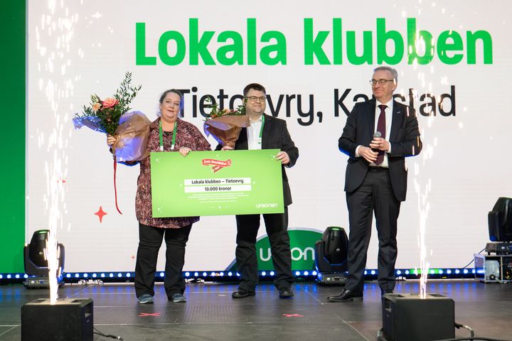 Kim Hjorth och Niklas Sandberg, Unionenklubben på Tietoevry i Karlstad, tar emot Unionens HEJA!-pris2023 i kategorin Årets jämställdhet.