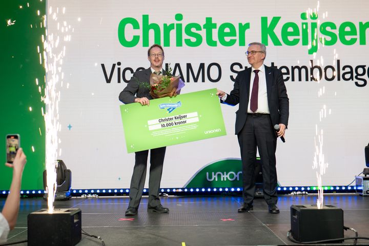 Christer Keijser, vice huvudarbetsmiljöombud på Systembolaget, tar emot Unionens HEJA!-pris 2023 i kategorin Årets Arbetsmiljö.