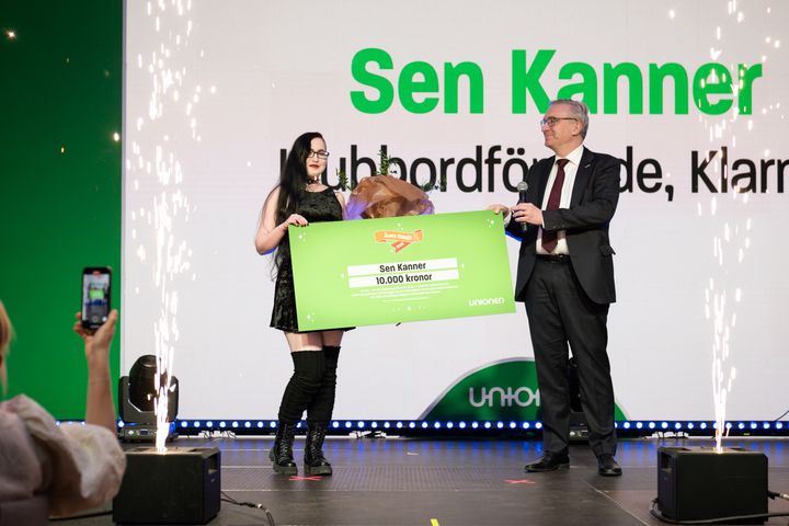 Sen Kanner, klubbordförande på Unionenklubben på Klarna tar emot Unionens HEJA!-pris 2023 i kategorin Årets Eldsjäl