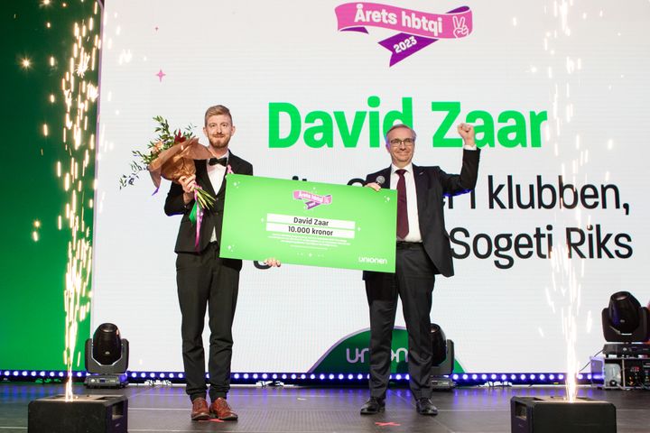 David Zaar, Unionenklubben Capgemini och Sogeti RIKS, tar emot Unionens HEJA!-pris 2023 i kategorin Årets Hbtqi.