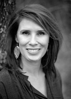 Svartvitt foto på författaren Ariel Lawhon.