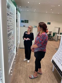 Optikerassistent Sanna och Vienna tittar tillsammans på olika glasögonbågar