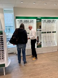 Faktumförsäljaren Tomas fick hjälp med synundersökning och att prova ut nya glasögon. Foto: Specsavers