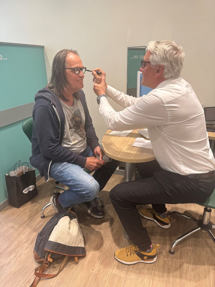 Tomas Hagvall, delägare Specsavers i Karlstad hjälpte Faktumförsäljaren Tomas med synundersökning och att prova ut nya glasögon vid behov.