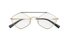 Elton-bågarna firar det ögonblick då Reginald Dwight blev Elton John. Den djärva diamantformen och de guldiga bågarna med stjärndetaljer förkroppsligar den orädda personlighet och ikoniska stil som kom att definiera hans legendariska förvandling