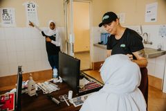 Emilia Bergdahl, optiker på Specsavers i Boden och övriga teamet delade totalt ut 2 700 par glasögon och solglasögon i Tanzania.