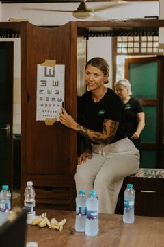 Ida Brown, optiker på Specsavers i Motala, var en av de utvalda i teamet på plats i Tanzania.