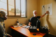 Optiker Johan Atterfors som hemma i Sverige delar sin arbetstid mellan Västerås och Stockholm var en i teamet som jobbade intensivt under en veckas tid för att hjälpa så många behövande som möjligt.