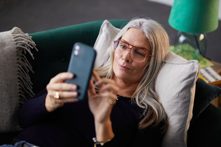 Fyra av tio svenska kvinnor över 45 år känner inte till att besvären kan ha samband med hormonella förändringar i klimakteriet.