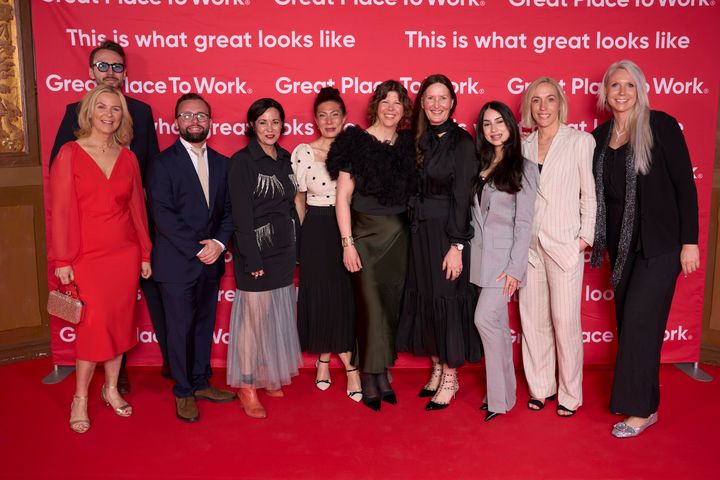 Specsavers rankas nu som en av Sveriges tre bästa arbetsplatser 2026 enligt Great Place to Work. På årets GPTW-gala representerades företaget av Pia Lindqvist, Oskar Lindqvist, Leo Carlberg, Maria Johansson, Pernilla Svedberg, Susanne Grahn, Marita Bertilson, Saba Barmayehvar, Sofia Elvenäs och Linda Lindbeck.