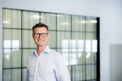 Erik Ryderberg, klinisk chef och optiker på Specsavers Sverige, påminner om att sommarens utomhusvanor är värda att hålla i för barnens ögonhälsa.