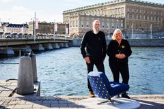 Johan Ejdemo, designchef IKEA, Emily Birkin landschef IKEA med gåvan till kungen framför slottet.