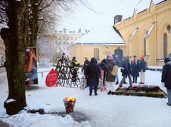 Under ett event i Stockholm delade IKEA Sverige tillsammans med Sveriges Stadsmissioner därför ut 300 klappstolar med budskap om att göra plats för en till i jul.