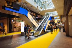 Bild inifrån Gallerian med skyltar om IKEA