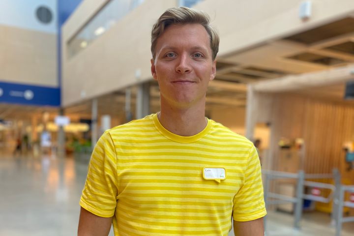 En%20man%20i%20en%20gul%20IKEA-tr%F6ja%20st%E5r%20i%20ett%20IKEA-varuhus.
