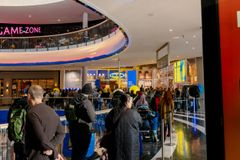 Köande kunder inför öppningen av IKEA